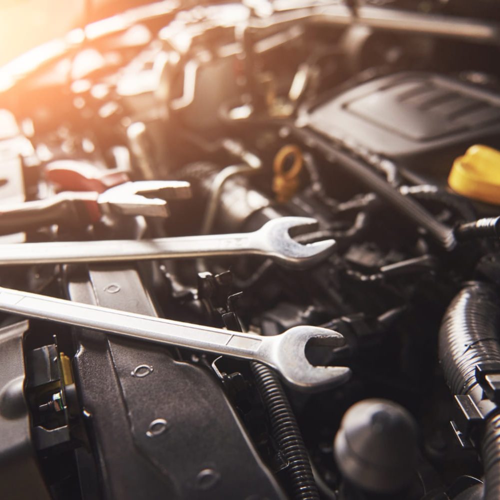 main-mecanicien-verifiant-reparant-voiture-cassee-dans-garage-service-voiture (1) main-mecanicien-verifiant-reparant-voiture-cassee-dans-garage-service-voiture (1)